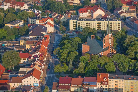 Olecko, Plac Zwyciestwa z widocznym kosciolem pw. NMP Krolowej Polski, EU, PL, Warm-Maz. LOTNICZE.